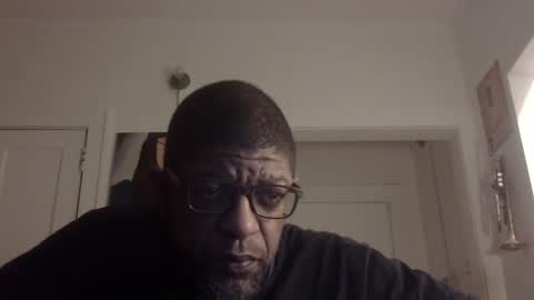 Snapshot of arteblazze chatting on 10/11/25, 04:33 Arteblazze not daddy boy bitch or nigga online show from 10/11/25, 04:33