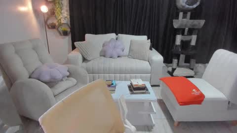 Snapshot of artemis_020 chatting on 10/30/25, 02:02 FENIX online show from 10/30/25, 02:02