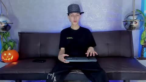 Snapshot of arthurcox_ chatting on 10/28/25, 05:37 arthurcox_ online show from 10/28/25, 05:37