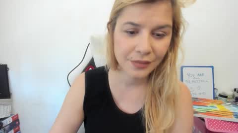 Snapshot of artsyandcraftsy_ chatting on 09/12/25, 12:27 MIA online show from 09/12/25, 12:27