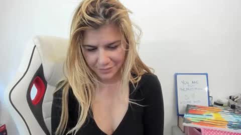 Snapshot of artsyandcraftsy_ chatting on 09/13/25, 10:37 MIA online show from 09/13/25, 10:37