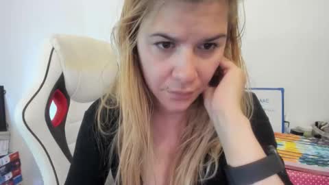 Snapshot of artsyandcraftsy_ chatting on 09/14/25, 09:19 MIA online show from 09/14/25, 09:19