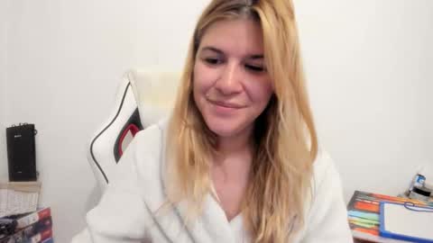 Snapshot of artsyandcraftsy_ chatting on 09/15/25, 04:23 MIA online show from 09/15/25, 04:23