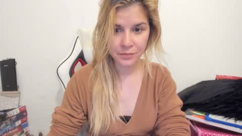 Snapshot of artsyandcraftsy_ chatting on 09/15/25, 06:30 MIA online show from 09/15/25, 06:30