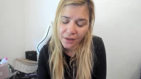 Snapshot of artsyandcraftsy_ chatting on 09/20/25, 11:11 MIA online show from 09/20/25, 11:11