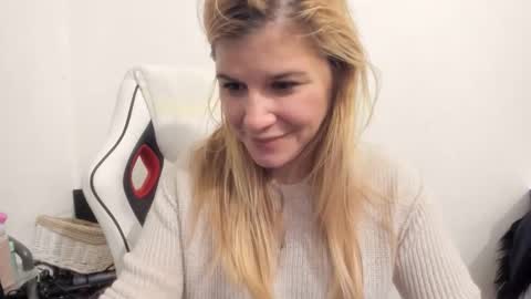 Snapshot of artsyandcraftsy_ chatting on 09/20/25, 11:17 MIA online show from 09/20/25, 11:17