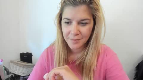 Snapshot of artsyandcraftsy_ chatting on 09/21/25, 11:23 MIA online show from 09/21/25, 11:23