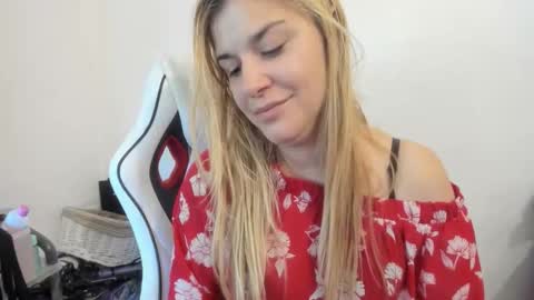 Snapshot of artsyandcraftsy_ chatting on 09/22/25, 08:38 MIA online show from 09/22/25, 08:38