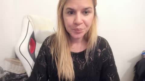 Snapshot of artsyandcraftsy_ chatting on 09/22/25, 08:44 MIA online show from 09/22/25, 08:44