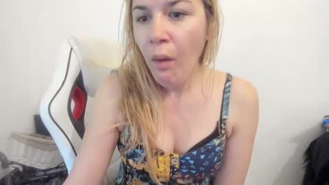 Snapshot of artsyandcraftsy_ chatting on 09/23/25, 08:50 MIA online show from 09/23/25, 08:50