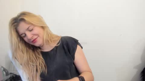 Snapshot of artsyandcraftsy_ chatting on 09/24/25, 09:01 MIA online show from 09/24/25, 09:01