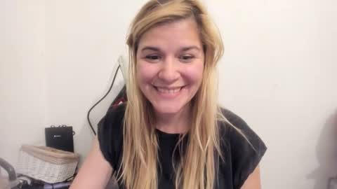 Snapshot of artsyandcraftsy_ chatting on 09/24/25, 09:07 MIA online show from 09/24/25, 09:07