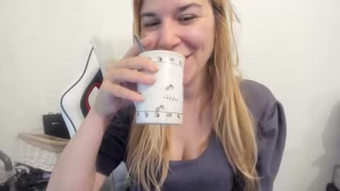 Snapshot of artsyandcraftsy_ chatting on 09/25/25, 10:19 MIA online show from 09/25/25, 10:19