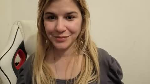 Snapshot of artsyandcraftsy_ chatting on 09/25/25, 10:24 MIA online show from 09/25/25, 10:24