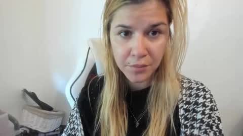 Snapshot of artsyandcraftsy_ chatting on 09/27/25, 10:42 MIA online show from 09/27/25, 10:42