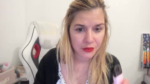 Snapshot of artsyandcraftsy_ chatting on 09/28/25, 04:45 MIA online show from 09/28/25, 04:45