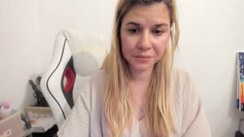 Snapshot of artsyandcraftsy_ chatting on 09/29/25, 09:52 MIA online show from 09/29/25, 09:52