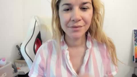 Snapshot of artsyandcraftsy_ chatting on 09/30/25, 09:58 MIA online show from 09/30/25, 09:58