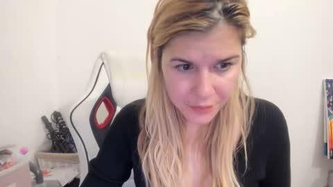 Snapshot of artsyandcraftsy_ chatting on 09/30/25, 10:59 MIA online show from 09/30/25, 10:59