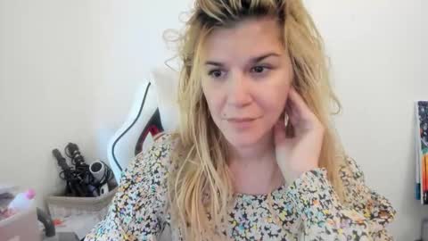 Snapshot of artsyandcraftsy_ chatting on 10/01/25, 11:05 MIA online show from 10/01/25, 11:05