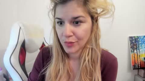 Snapshot of artsyandcraftsy_ chatting on 10/02/25, 10:11 MIA online show from 10/02/25, 10:11