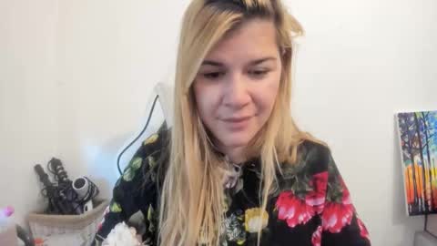 Snapshot of artsyandcraftsy_ chatting on 10/03/25, 08:33 MIA online show from 10/03/25, 08:33