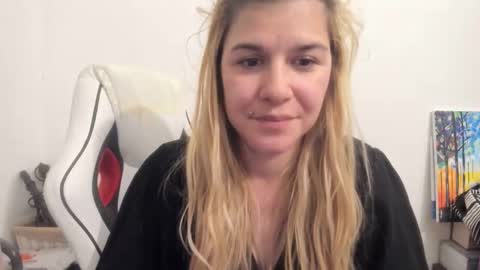 Snapshot of artsyandcraftsy_ chatting on 10/03/25, 09:12 MIA online show from 10/03/25, 09:12