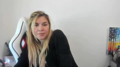 Snapshot of artsyandcraftsy_ chatting on 10/06/25, 10:45 MIA online show from 10/06/25, 10:45