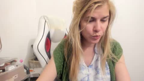 Snapshot of artsyandcraftsy_ chatting on 10/07/25, 08:50 MIA online show from 10/07/25, 08:50