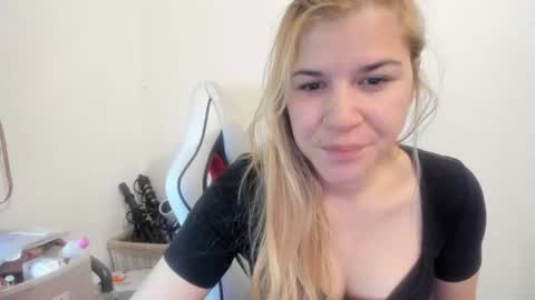 Snapshot of artsyandcraftsy_ chatting on 10/08/25, 08:56 MIA online show from 10/08/25, 08:56