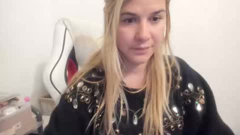 Snapshot of artsyandcraftsy_ chatting on 10/08/25, 09:45 MIA online show from 10/08/25, 09:45