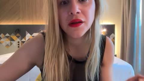 Snapshot of artsyandcraftsy_ chatting on 10/09/25, 02:26 MIA online show from 10/09/25, 02:26