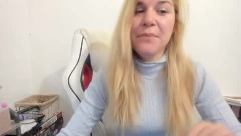 Snapshot of artsyandcraftsy_ chatting on 10/11/25, 06:01 MIA online show from 10/11/25, 06:01