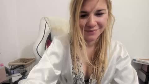 Snapshot of artsyandcraftsy_ chatting on 10/13/25, 05:40 MIA online show from 10/13/25, 05:40