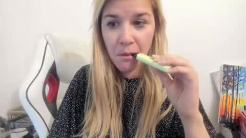 Snapshot of artsyandcraftsy_ chatting on 10/14/25, 07:20 MIA online show from 10/14/25, 07:20