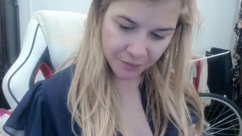 Snapshot of artsyandcraftsy_ chatting on 10/15/25, 08:47 MIA online show from 10/15/25, 08:47