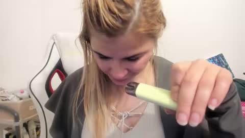 Snapshot of artsyandcraftsy_ chatting on 10/19/25, 11:16 MIA online show from 10/19/25, 11:16