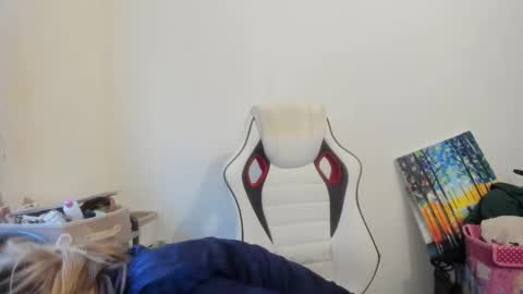 Snapshot of artsyandcraftsy_ chatting on 10/20/25, 03:01 MIA online show from 10/20/25, 03:01