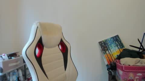 Snapshot of artsyandcraftsy_ chatting on 10/21/25, 06:58 MIA online show from 10/21/25, 06:58