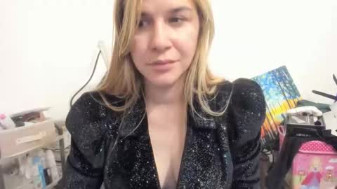 Snapshot of artsyandcraftsy_ chatting on 10/21/25, 08:53 MIA online show from 10/21/25, 08:53