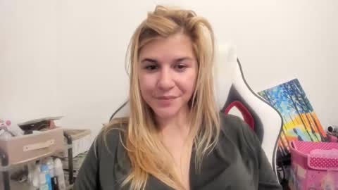 Snapshot of artsyandcraftsy_ chatting on 10/23/25, 09:57 MIA online show from 10/23/25, 09:57