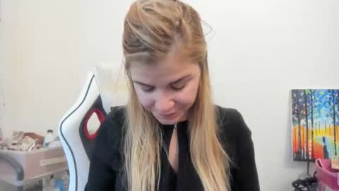 Snapshot of artsyandcraftsy_ chatting on 10/26/25, 10:54 MIA online show from 10/26/25, 10:54