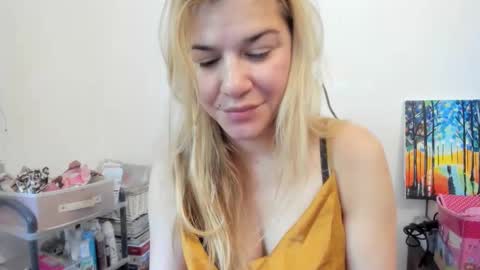 Snapshot of artsyandcraftsy_ chatting on 10/28/25, 08:29 MIA online show from 10/28/25, 08:29