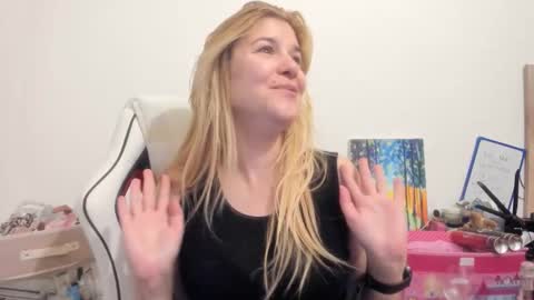 Snapshot of artsyandcraftsy_ chatting on 10/28/25, 09:17 MIA online show from 10/28/25, 09:17