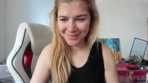 Snapshot of artsyandcraftsy_ chatting on 10/29/25, 09:33 MIA online show from 10/29/25, 09:33