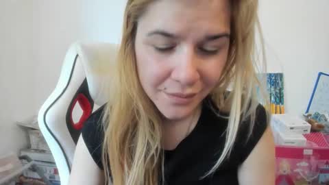 Snapshot of artsyandcraftsy_ chatting on 10/30/25, 10:16 MIA online show from 10/30/25, 10:16