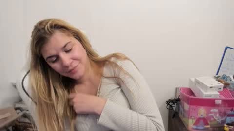 Snapshot of artsyandcraftsy_ chatting on 10/30/25, 10:21 MIA online show from 10/30/25, 10:21