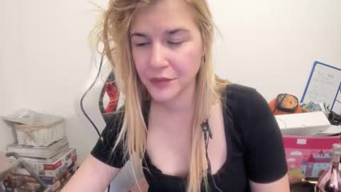 Snapshot of artsyandcraftsy_ chatting on 10/31/25, 10:55 MIA online show from 10/31/25, 10:55