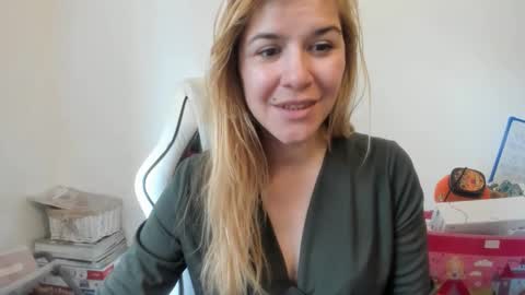 Snapshot of artsyandcraftsy_ chatting on 11/02/25, 11:45 MIA online show from 11/02/25, 11:45