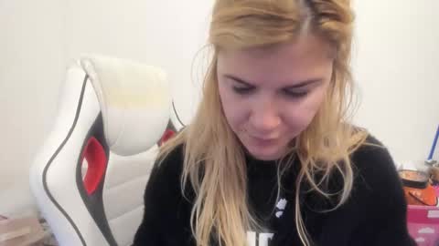 Snapshot of artsyandcraftsy_ chatting on 11/03/25, 06:25 MIA online show from 11/03/25, 06:25